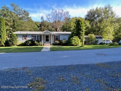 Chicola Lake Home For Sale in Saylorsburg Pennsylvania