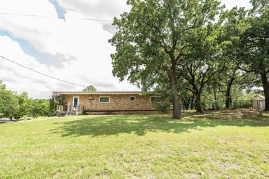 Lakefront Living on Lake Nocona! Escape to this spacious - photo 2