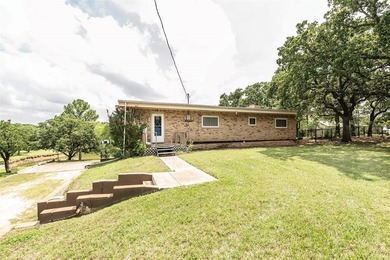 Lakefront Living on Lake Nocona! Escape to this spacious - photo 3