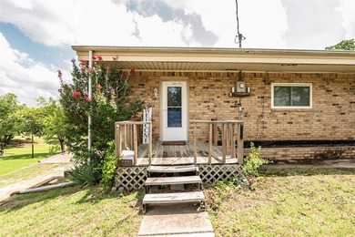 Lakefront Living on Lake Nocona! Escape to this spacious - photo 4