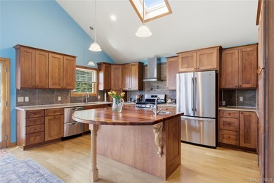 Welcome to this beautifully upgraded and meticulously maintained - photo 11