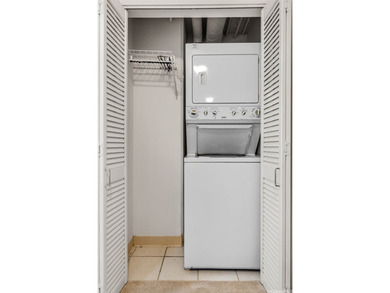 BRAND NEW LISTING! NEW CARPET! NEW PAINT! Top floor Ewa/Mauka