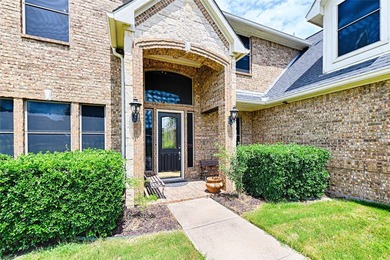 Gorgeous lakefront cul-de-sac property featuring 6 bedrooms, 4 - photo 2