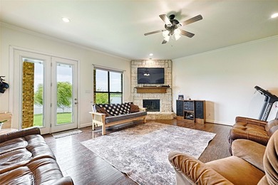 Gorgeous lakefront cul-de-sac property featuring 6 bedrooms, 4 - photo 6