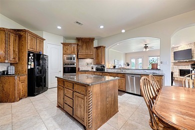 Gorgeous lakefront cul-de-sac property featuring 6 bedrooms, 4 - photo 8