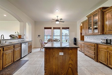 Gorgeous lakefront cul-de-sac property featuring 6 bedrooms, 4 - photo 10
