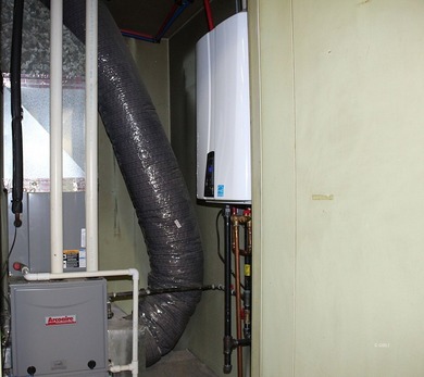 Versatile 50' x 80' heated and air-conditioned commercial shop - photo 19