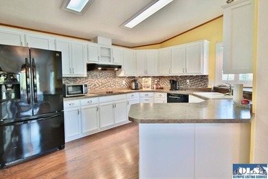 Welcome to your serene retreat in Parkwood Estates, a peaceful - photo 13