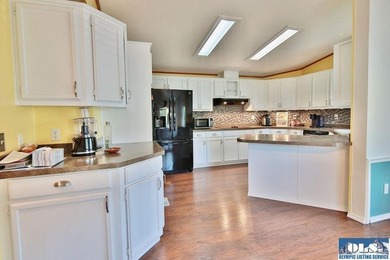 Welcome to your serene retreat in Parkwood Estates, a peaceful - photo 14