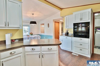 Welcome to your serene retreat in Parkwood Estates, a peaceful - photo 16