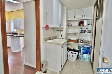 Welcome to your serene retreat in Parkwood Estates, a peaceful - photo 25