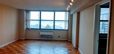 SUPER PRICE for this 1046 square foot apartment!!! Grab 5P