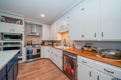Just minutes from Lake Jacksonville, this beautifully renovated - photo 6