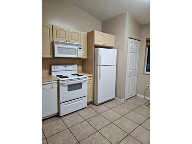 Spacious 2 bedrooms 2 baths on the water with an eat in kitchen - photo 3