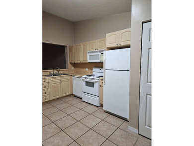 Spacious 2 bedrooms 2 baths on the water with an eat in kitchen - photo 4
