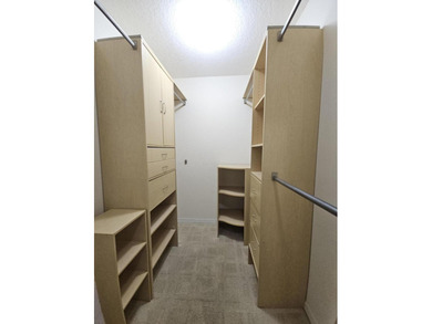 Spacious 2 bedrooms 2 baths on the water with an eat in kitchen - photo 6