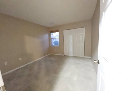 Spacious 2 bedrooms 2 baths on the water with an eat in kitchen - photo 8