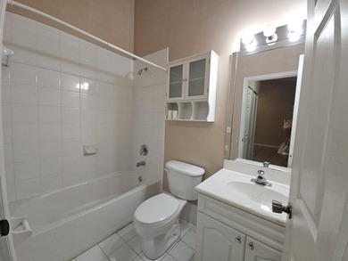 Spacious 2 bedrooms 2 baths on the water with an eat in kitchen - photo 9