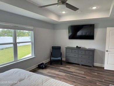 House features a large lot on approximately 30 Acre Lake, Stucco - photo 13