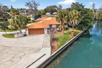 LOCATION LOCATION! A Spacious Waterfront 4 bedroom, 2 bathroom - photo 14