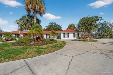 LOCATION LOCATION! A Spacious Waterfront 4 bedroom, 2 bathroom - photo 20