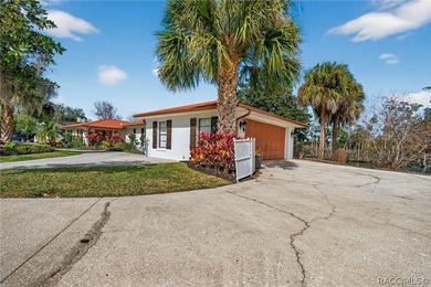 LOCATION LOCATION! A Spacious Waterfront 4 bedroom, 2 bathroom - photo 21