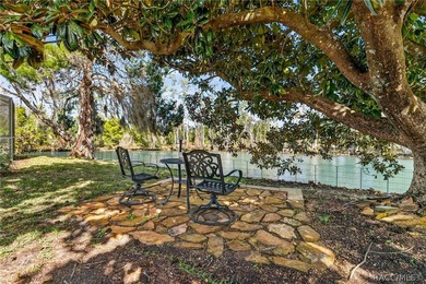 LOCATION LOCATION! A Spacious Waterfront 4 bedroom, 2 bathroom - photo 25