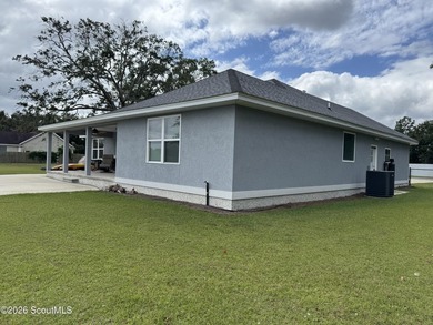 House features a large lot on approximately 30 Acre Lake, Stucco - photo 31