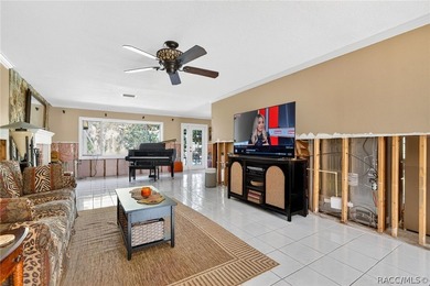 LOCATION LOCATION! A Spacious Waterfront 4 bedroom, 2 bathroom - photo 32