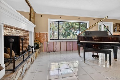 LOCATION LOCATION! A Spacious Waterfront 4 bedroom, 2 bathroom - photo 35
