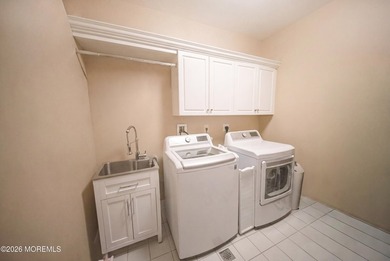Just in time for summer! Fully renovated. Nothing to do but - photo 7