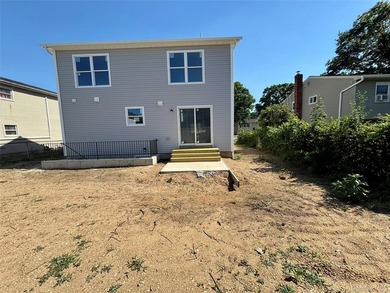 Beautifully appointed, newly constructed home with 4 sunny - photo 3