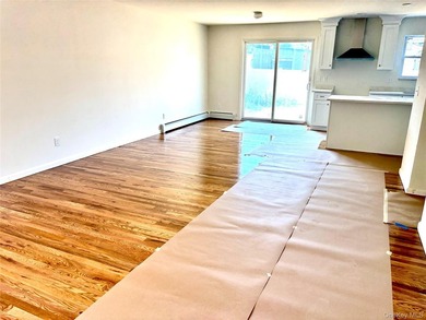 Beautifully appointed, newly constructed home with 4 sunny - photo 4