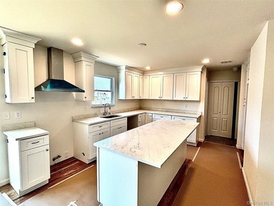 Beautifully appointed, newly constructed home with 4 sunny - photo 6