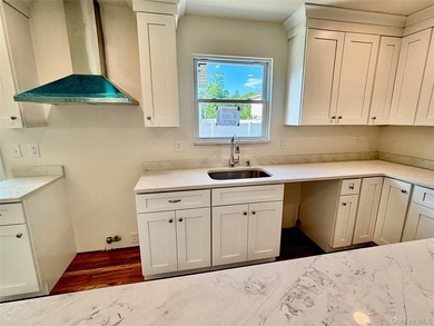 Beautifully appointed, newly constructed home with 4 sunny - photo 7