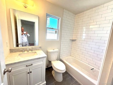 Beautifully appointed, newly constructed home with 4 sunny - photo 8