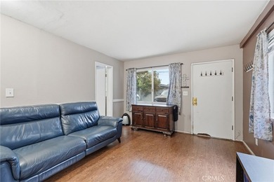 Discover this thoughtfully updated 1 bedroom, 1 bathroom end - photo 4