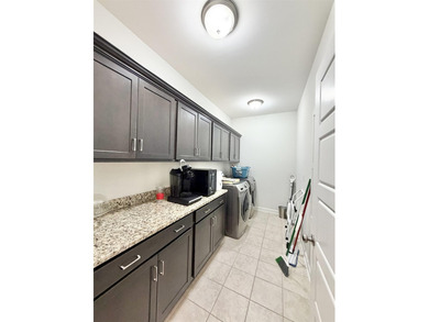 Welcome to this spacious and beautifully maintained 3-bedroom - photo 7