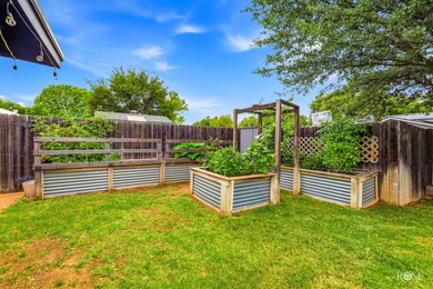 Welcome home to this spacious 3-bedroom, 2-bathroom residence - photo 33