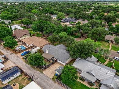 Welcome home to this spacious 3-bedroom, 2-bathroom residence - photo 37