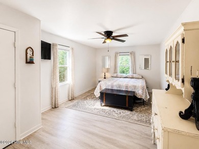 Welcome to this cute and cozy home situated on a rare 1.01-acre - photo 14