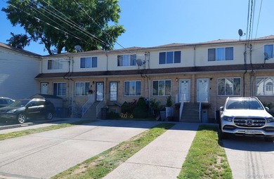 This Condo Style Home Features 3 Bedrooms, 2.5 Baths, Eat In - photo 1