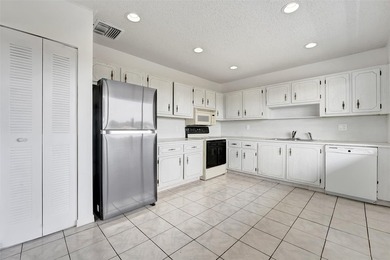 Priced to sell!!! Exquisite top-floor 3-bedroom, 2-bathroom with - photo 6