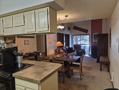 Location, location! Spacious 2 bedroom and 2 full bath condo - photo 3