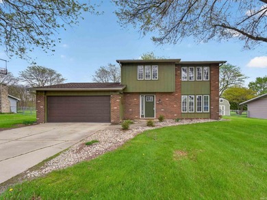 Welcome to your beautiful golf course home! The spacious living - photo 1