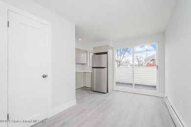 Fully Renovated Townhouse Near Forest Ave - Building size 14x42 - photo 12
