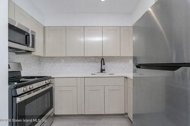 Fully Renovated Townhouse Near Forest Ave - Building size 14x42 - photo 14