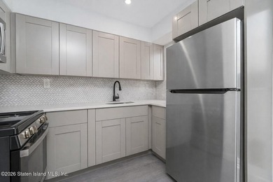 Fully Renovated Townhouse Near Forest Ave - Building size 14x42 - photo 15