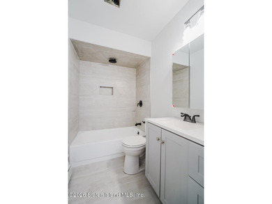 Fully Renovated Townhouse Near Forest Ave - Building size 14x42 - photo 22