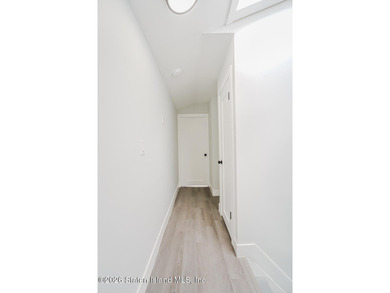 Fully Renovated Townhouse Near Forest Ave - Building size 14x42 - photo 23